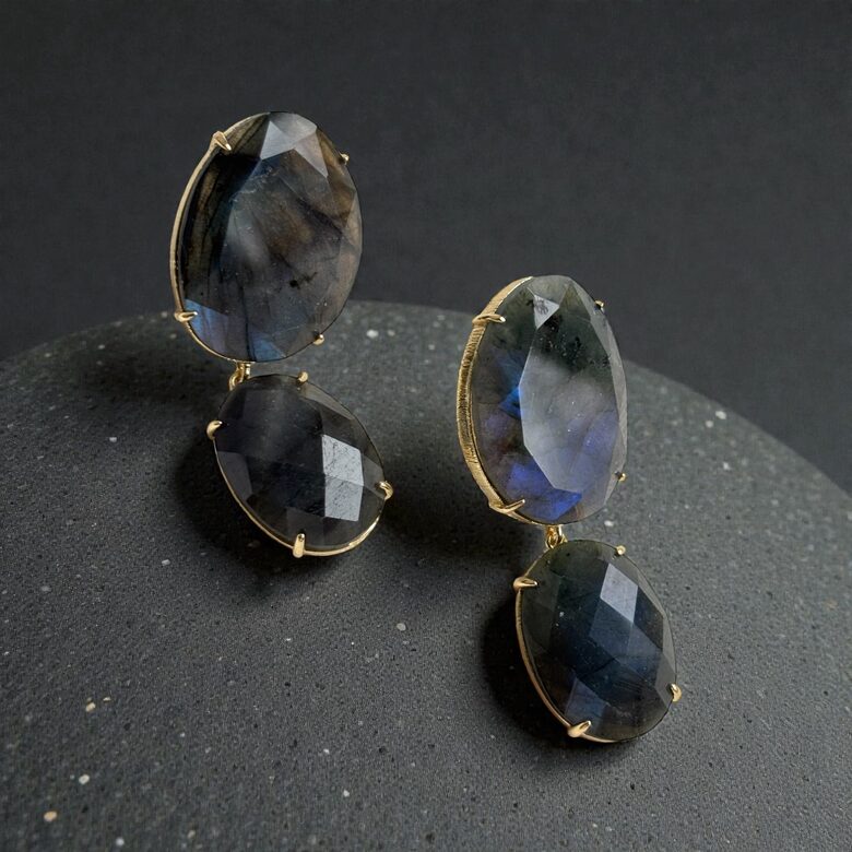 Auskari ar labrodorītu