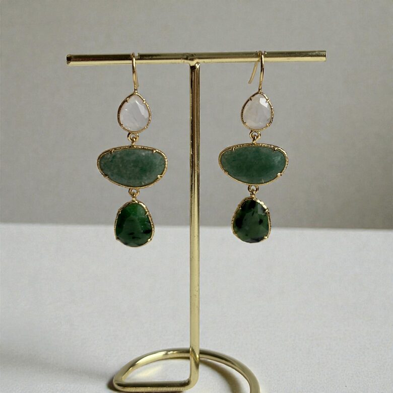 Auskari ar dabīgiem akmeņiem