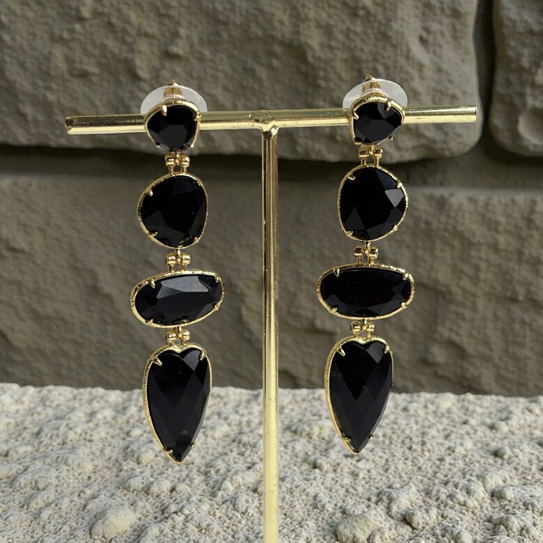 Auskari ar melno oniksu