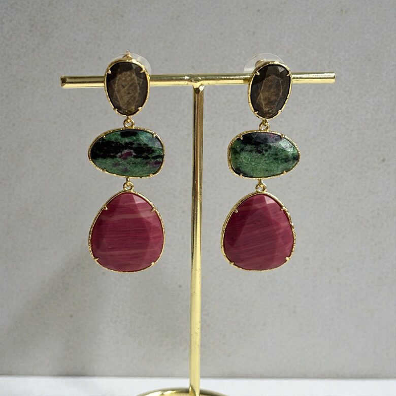 Auskari ar dabīgiem akmeņiem