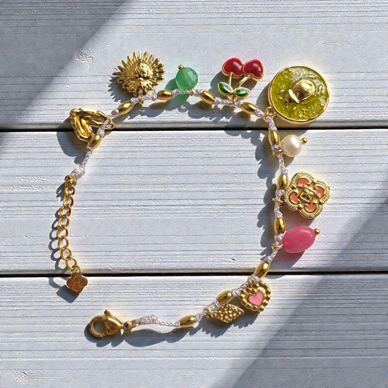 Rokassprādze ar piekariņiem 