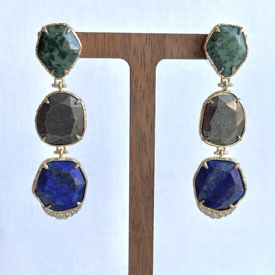 Gari auskari ar dabīgiem akmeņiem