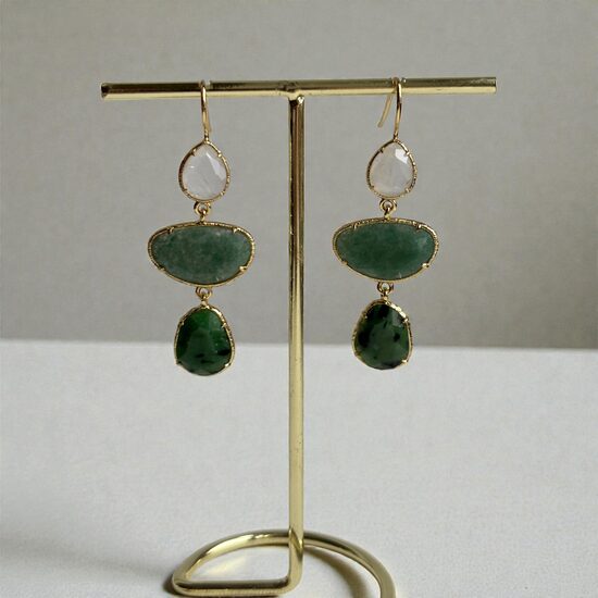 Auskari ar dabīgiem akmeņiem