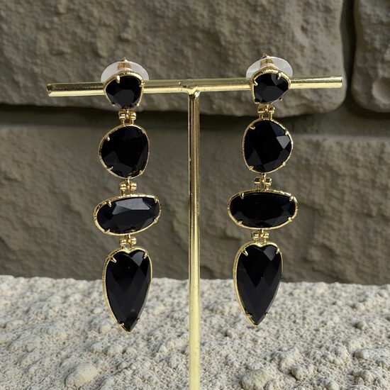 Auskari ar melno oniksu