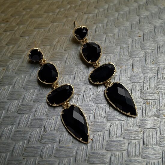 Auskari ar melno oniksu