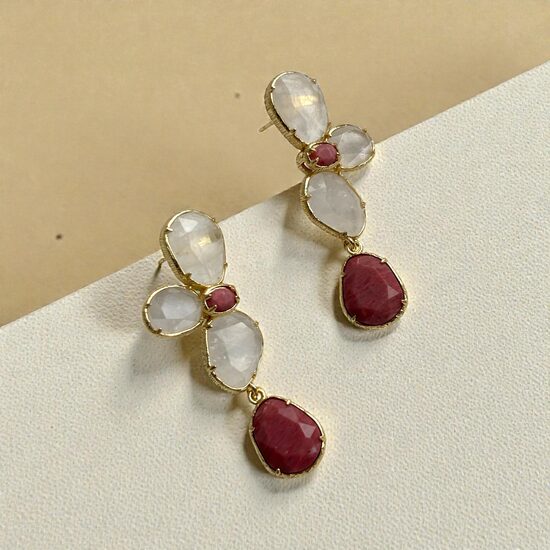 Auskari ar dabīgiem akmeņiem