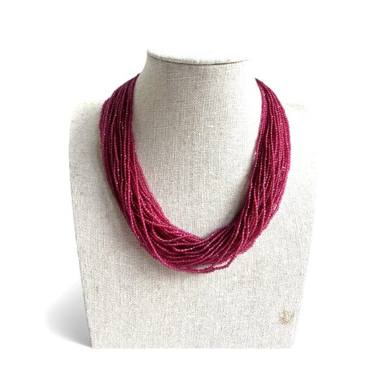 Kaklarota ar smalkiem kristāliņiem