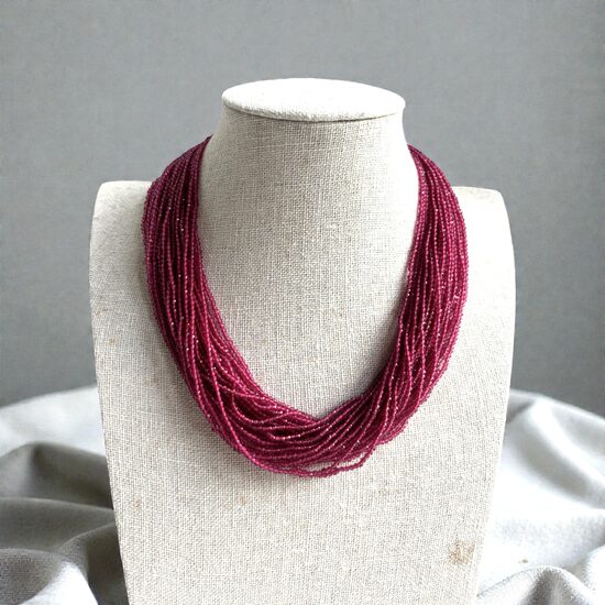 Kaklarota ar smalkiem kristāliņiem