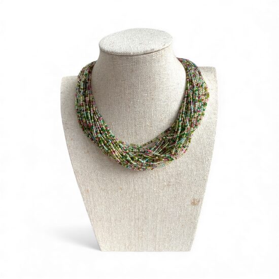 Kaklarota ar smalkiem kristāliņiem