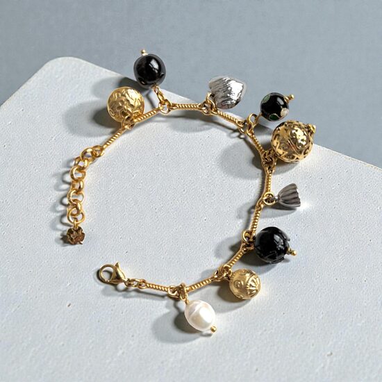 Rokassprādze ar piekariņiem 